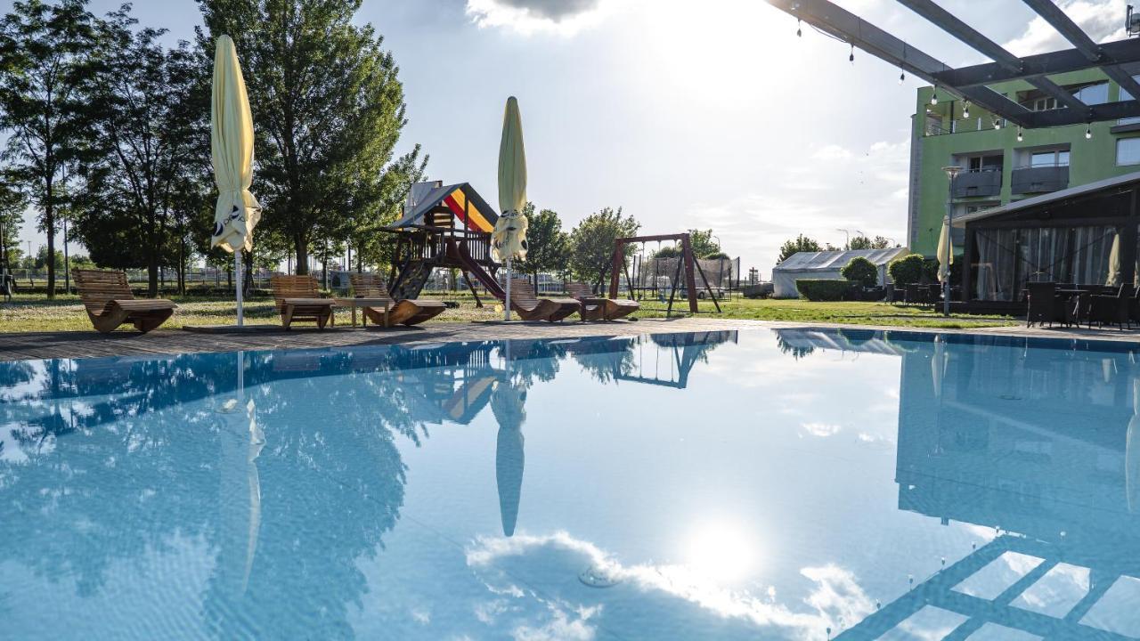 Hotel And Park Divoka Voda Bratislava Buitenkant foto